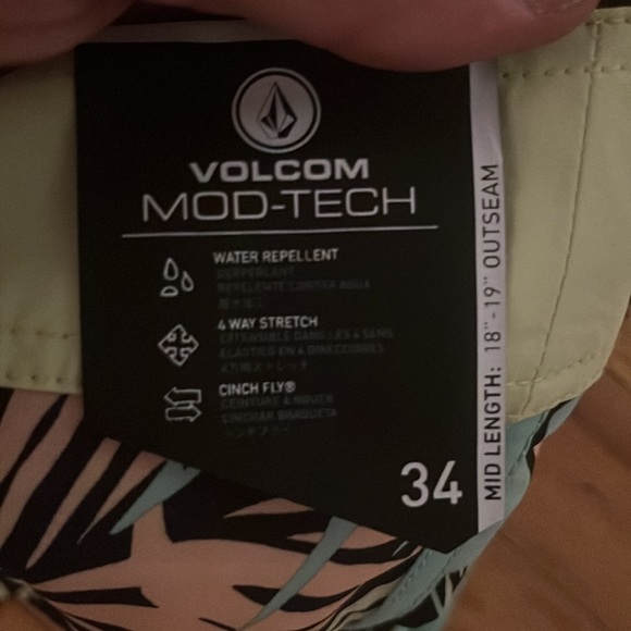 NWT Men’s Volcom Board Shorts “True To This” Tropical Floral. Length 18”-19” - Picture 3 of 7